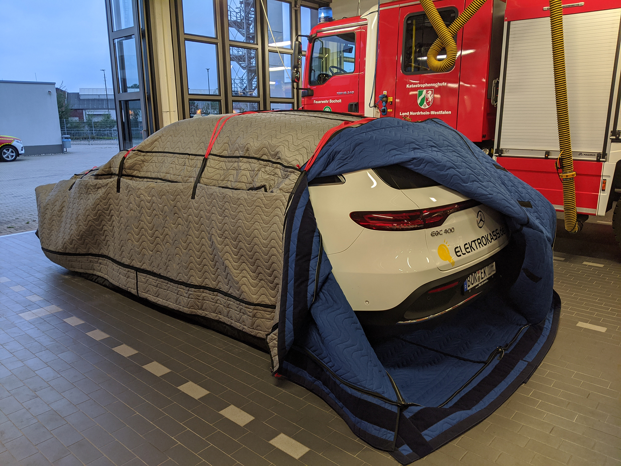 Löschdecke für Elektroautos: Feuerwehren in Schleswig-Holstein nutzen  norwegische Lösung – BusinessPortal Norwegen